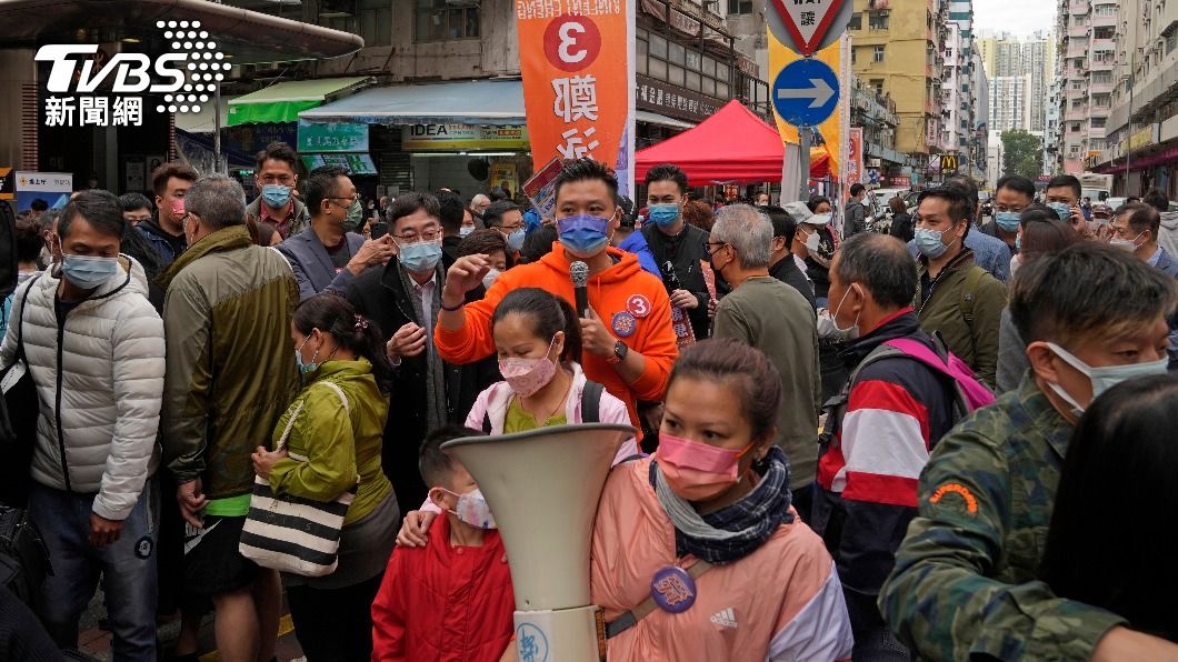 建置派候選人掃街拜票。(圖/達志影像美聯社)