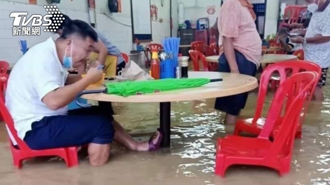 大馬豪雨釀洪災！民眾下半身泡水裡用餐　逾2萬人撤離
