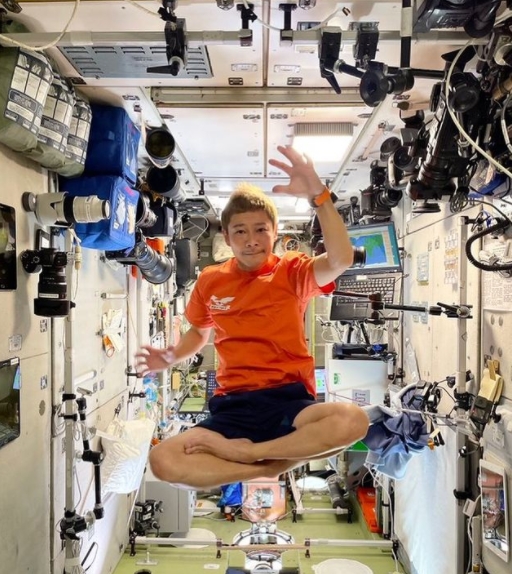 前澤友作日前在太空站大方發紅包。(圖/翻攝自yusaku2020 IG)
