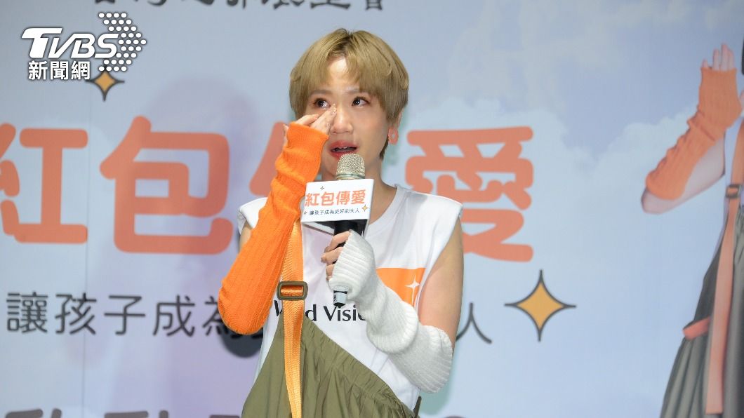 Lulu談到活動個案的家中狀況,忍不住流下眼淚。(圖/TVBS)