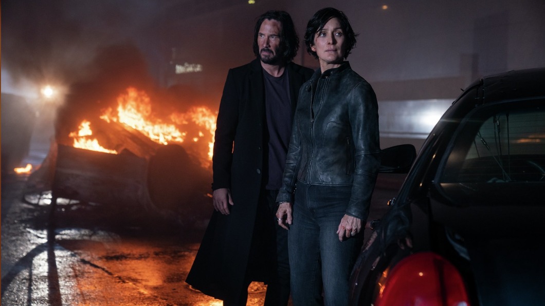 基努李維(Keanu Reeves)與凱莉安摩絲(Carrie Anne Moss)再度合作。(圖/華納提供)