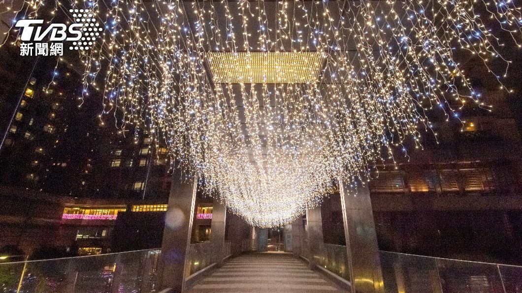 百揚大樓天橋「星塵光廊」。(圖/新北市政府提供)