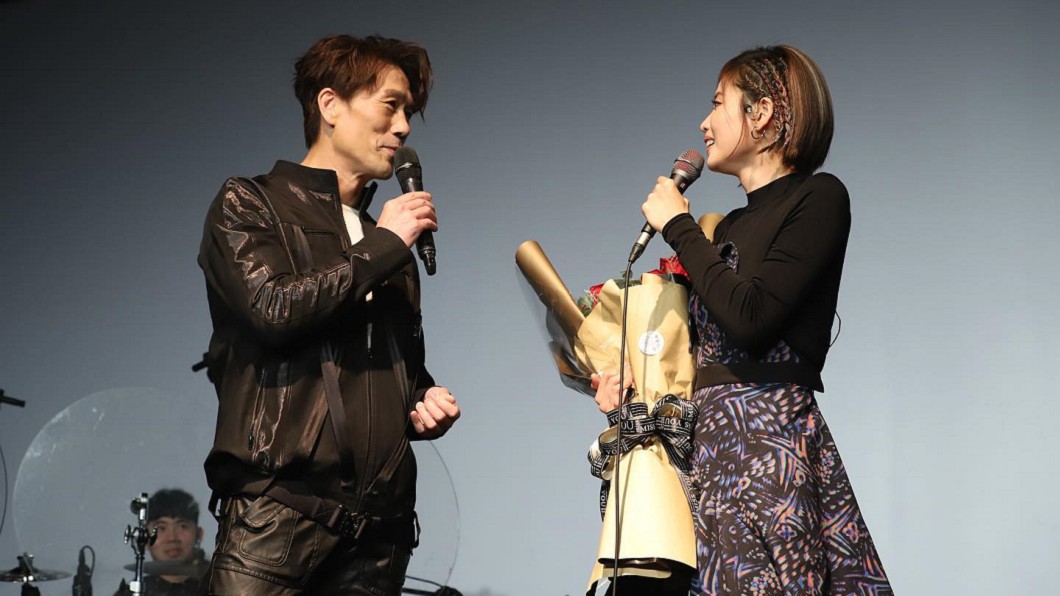 羅時豐突現身唱「多的是，你不知道的事」　女星嗨讚偶像