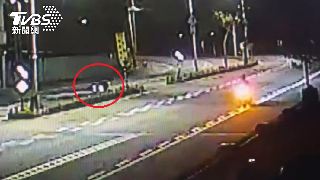 張同學自撞分隔島及路樹後,車輛滑行了幾公尺才停下。(圖/警方提供)