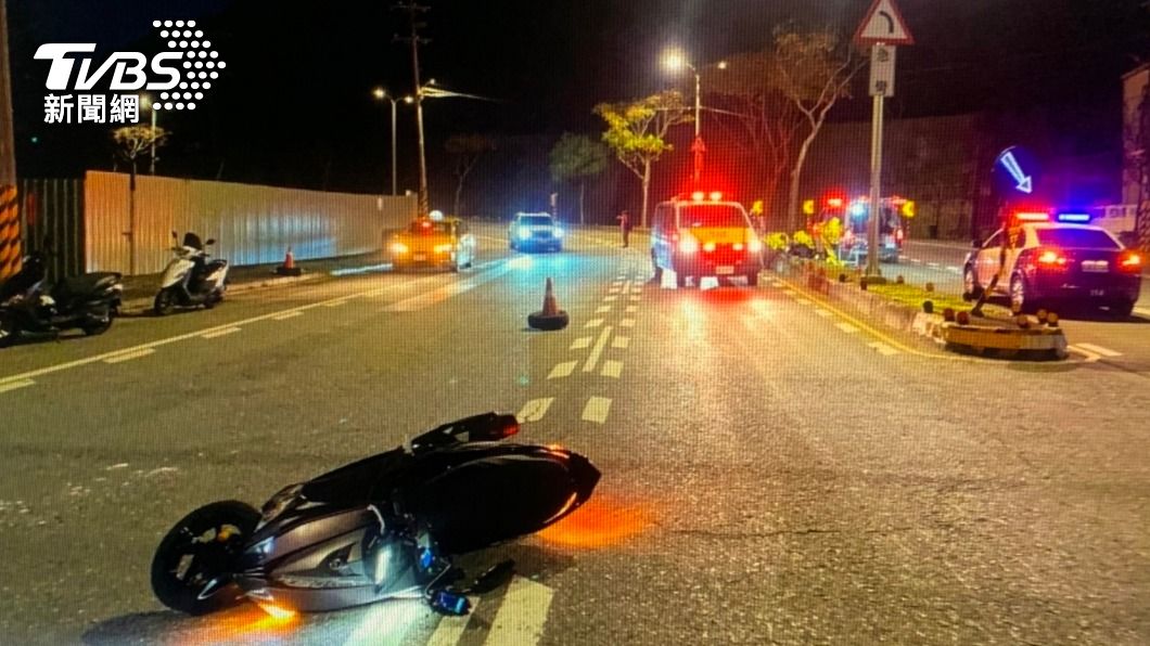 張同學過彎自撞分隔島及路樹,送醫後仍宣告不治。(圖/警方提供)