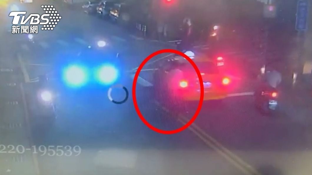 單車少年疑跨雙黃線！與對向車碰撞　耳出血、頭重創昏迷