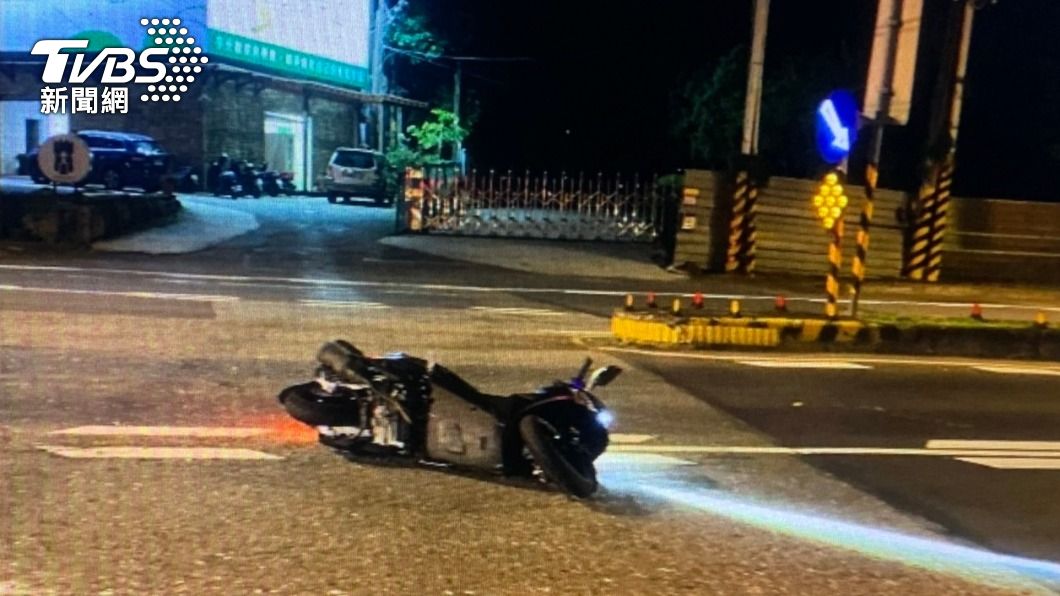 張同學過彎自撞分隔島及路樹,送醫後仍宣告不治。(圖/警方提供)
