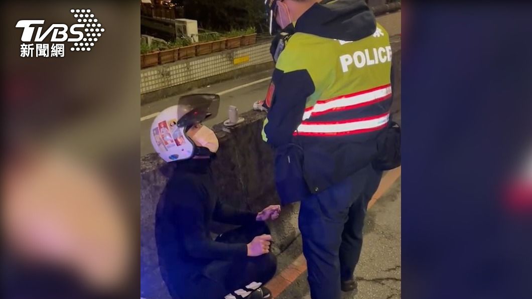 男子友人也一併被帶回派出所驗尿。(圖/TVBS)