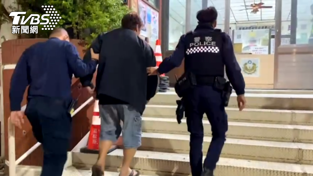蘇男被警方帶回派出所偵辦。（圖／警方提供）