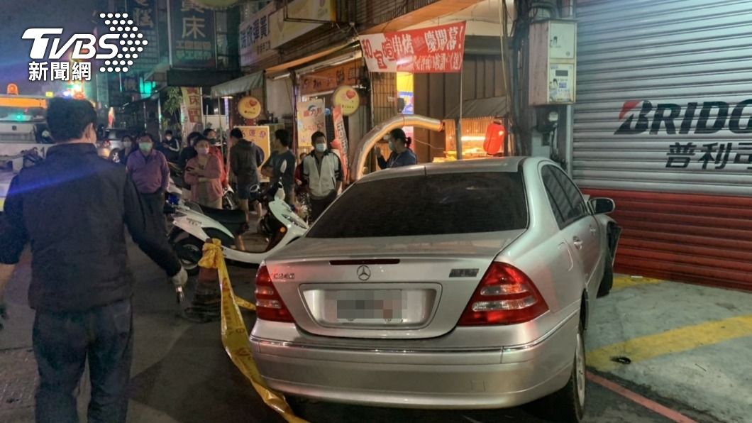 蘇男酒駕肇事，撞上汽車修理廠後，棄車落跑。（圖／警方提供）