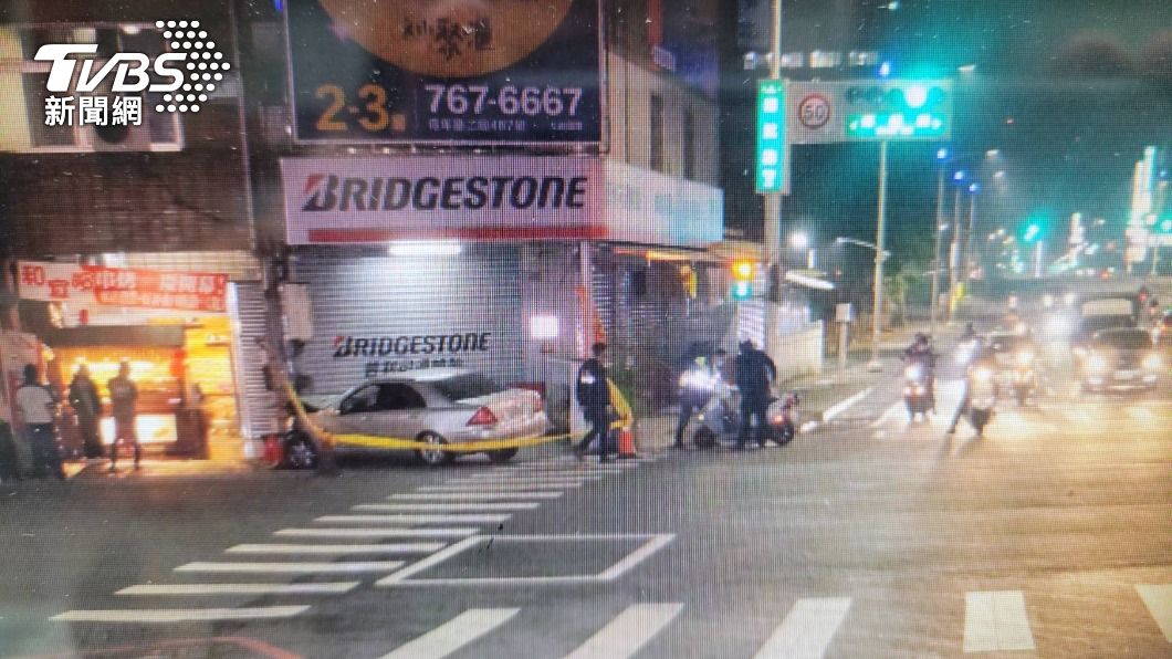 蘇男酒駕肇事，撞上汽車修理廠後，棄車落跑。（圖／警方提供）