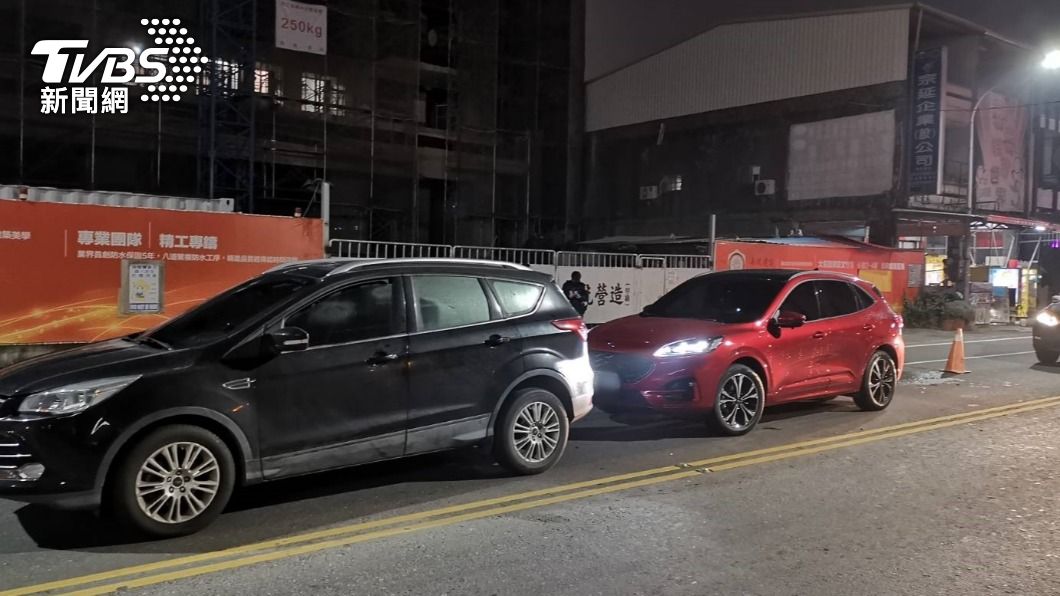 蘇男酒駕先擦撞一輛紅色轎車，導致紅車從後推撞前方一輛黑色轎車。（圖／警方提供）