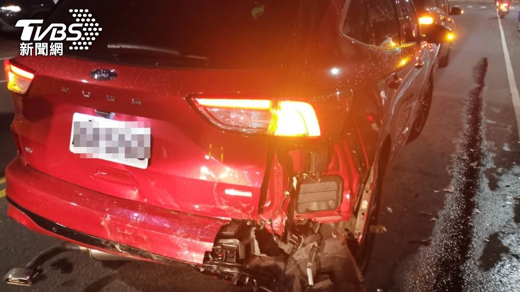 紅色休旅車的車尾被蘇男撞到嚴重毀損。（圖／警方提供）
