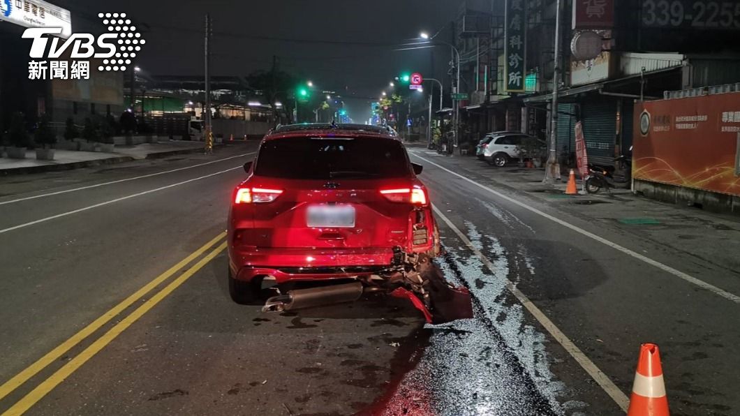 紅色休旅車的車尾被蘇男撞到嚴重毀損。（圖／警方提供）