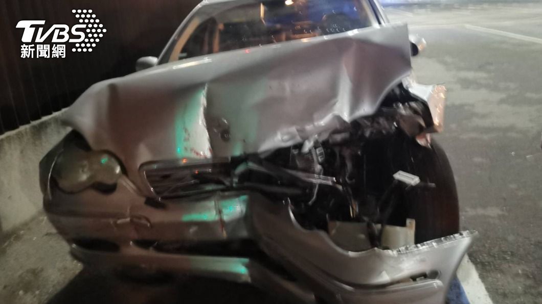 蘇男的賓士車車頭嚴重毀損。（圖／警方提供）