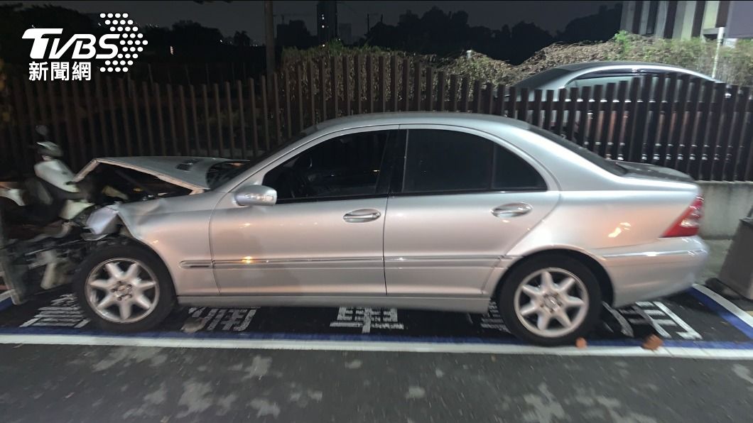 蘇男的賓士車車頭嚴重毀損。（圖／警方提供）