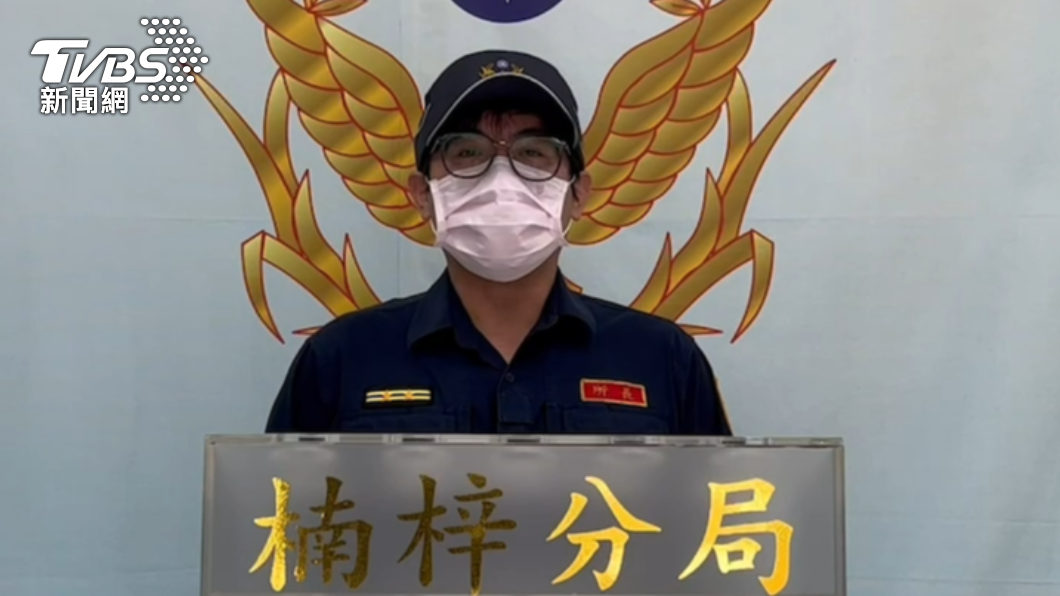 楠梓分局加昌所所長何佳龍說明案情。(圖/警方提供)