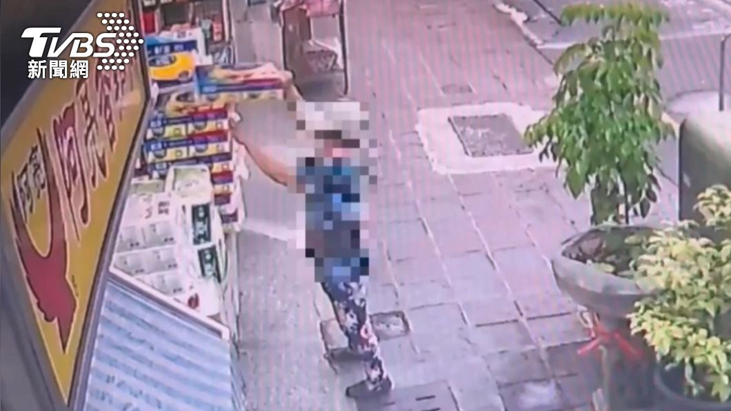 就愛這牌衛生紙!婦半年偷3次 拎4袋摔車照偷不誤