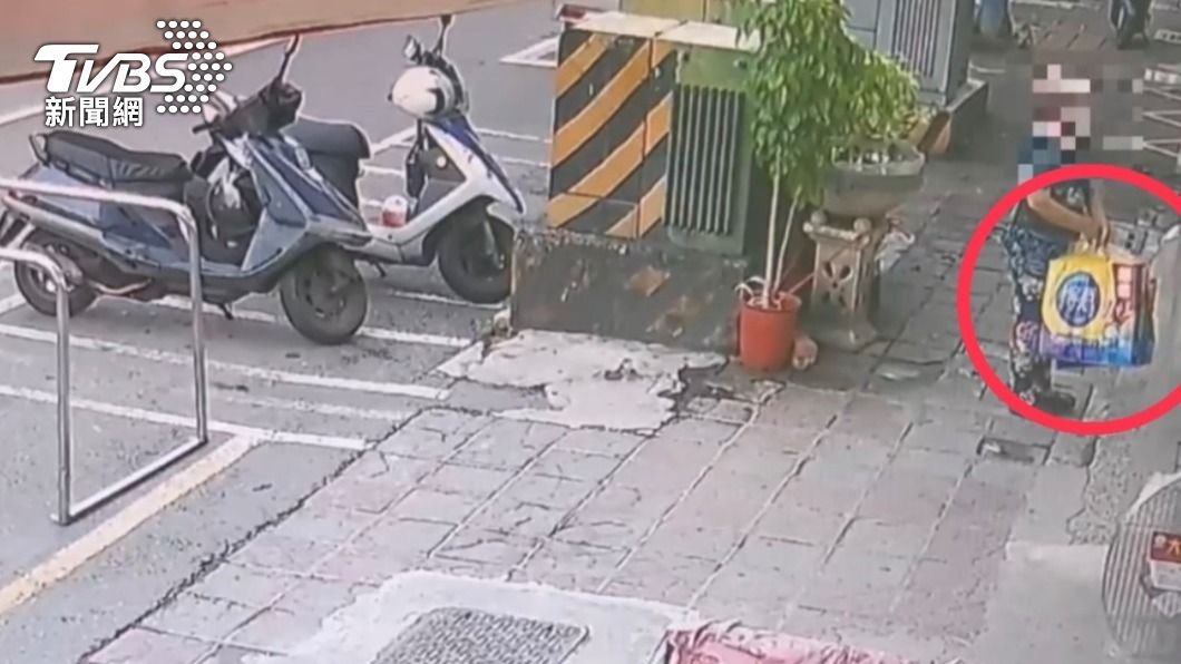 許婦半年偷3次衛生紙,店家忍無可忍報警。(圖/讀者提供)