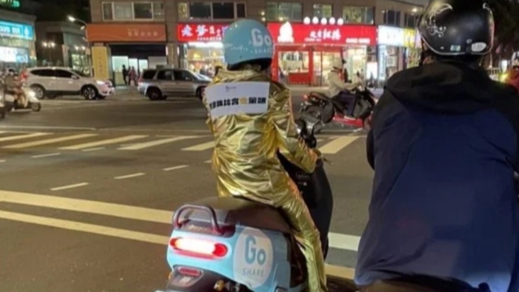 不是在玩大冒險!騎車遇「金裝騎士」網嗨曝:有免費驚喜