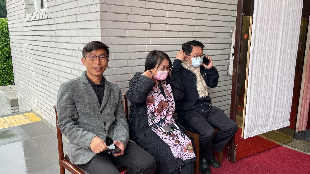 為確保中央政府總預算草案和重要議案可以順利通過，不要再受到議事干擾或拖延，民進黨立委吳秉叡、劉世芳在議場前排班輪值，為週五舉行的最後一次院會開始24小時排班。（圖/TVBS）