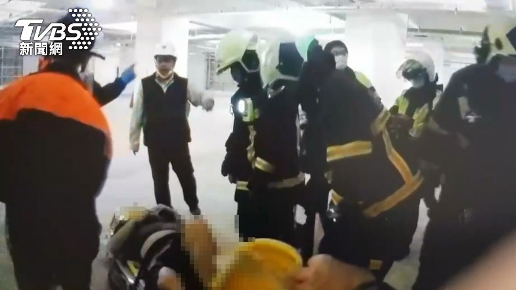 警消人員獲報趕抵現場。(圖/TVBS)