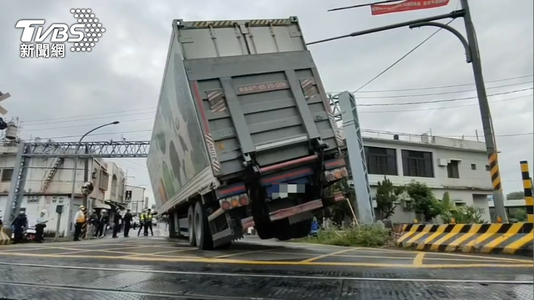 貨櫃車卡平交道!潮州=南州列車延誤 台鐵要求償