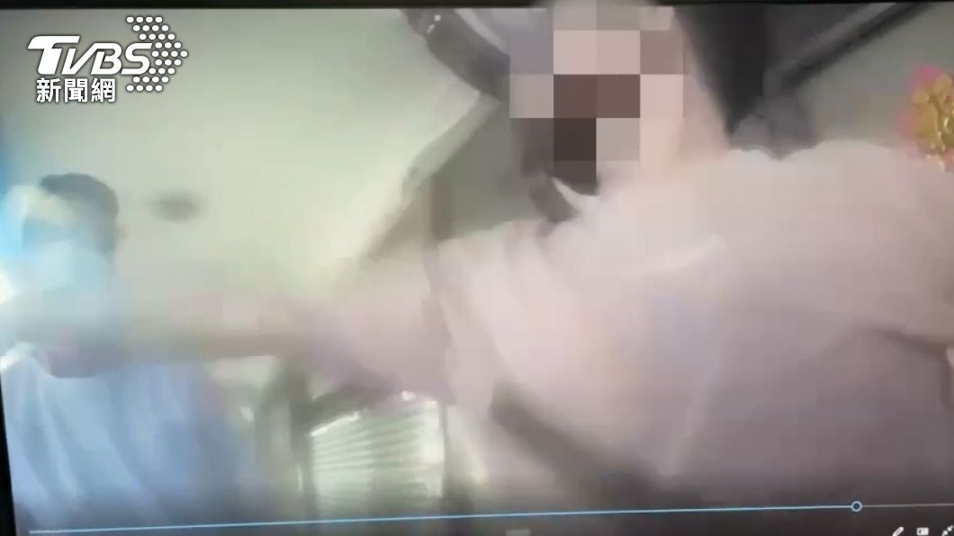 酒醉男子朝消防員臉部揮擊。(圖/TVBS)