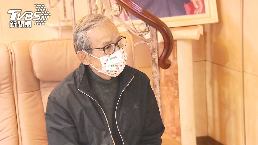 吳念真22日到陳松勇靈堂上香。（圖／TVBS）