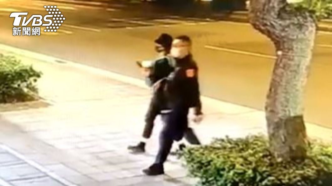 突來一陣雨怕淋濕!女竟偷超商摺疊傘 店員見垃圾有「標籤」揪賊