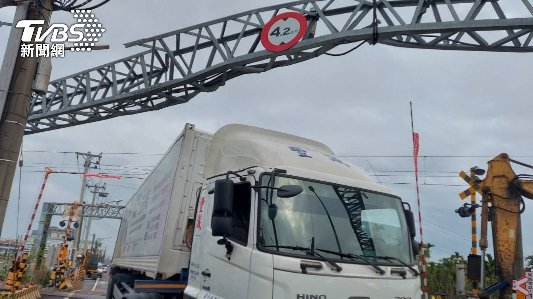 貨櫃車脫困,潮州站至南州站也已恢復通行。(圖/台鐵提供)