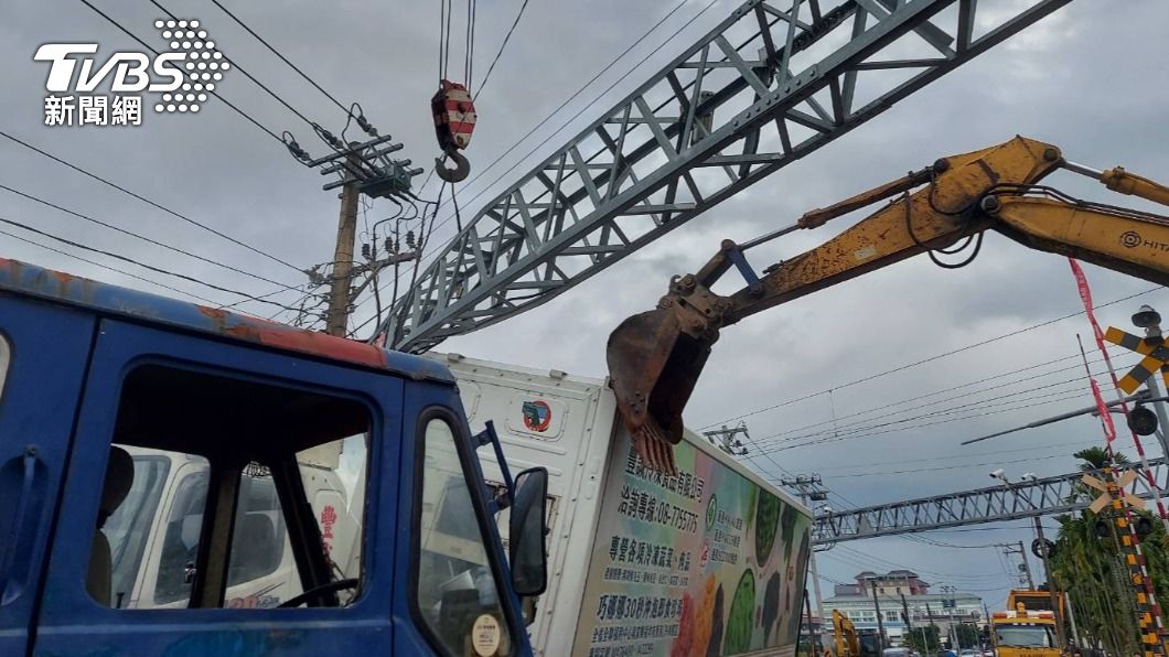 機具將受困於平交道的貨櫃車拖離。(圖/台鐵提供)