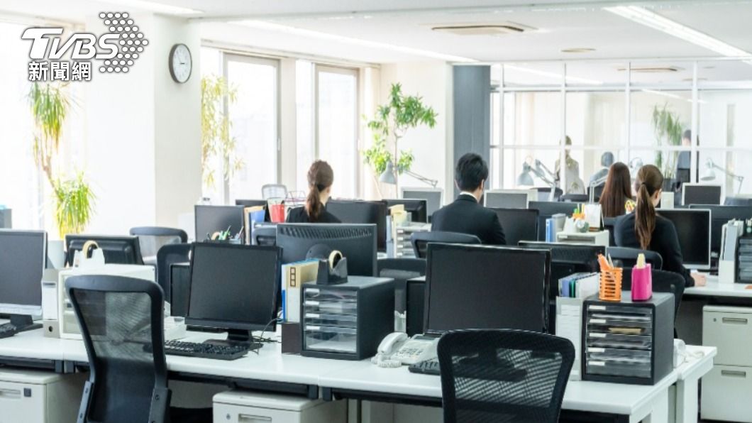 網友工作後發現付費的office較方便。（示意圖／shutterstock 達志影像）