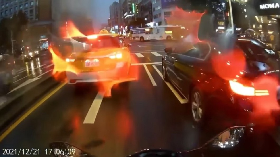 BMW滑進機車停等區。（圖／翻攝自八卦村 - 行車紀錄器影片上傳中心）