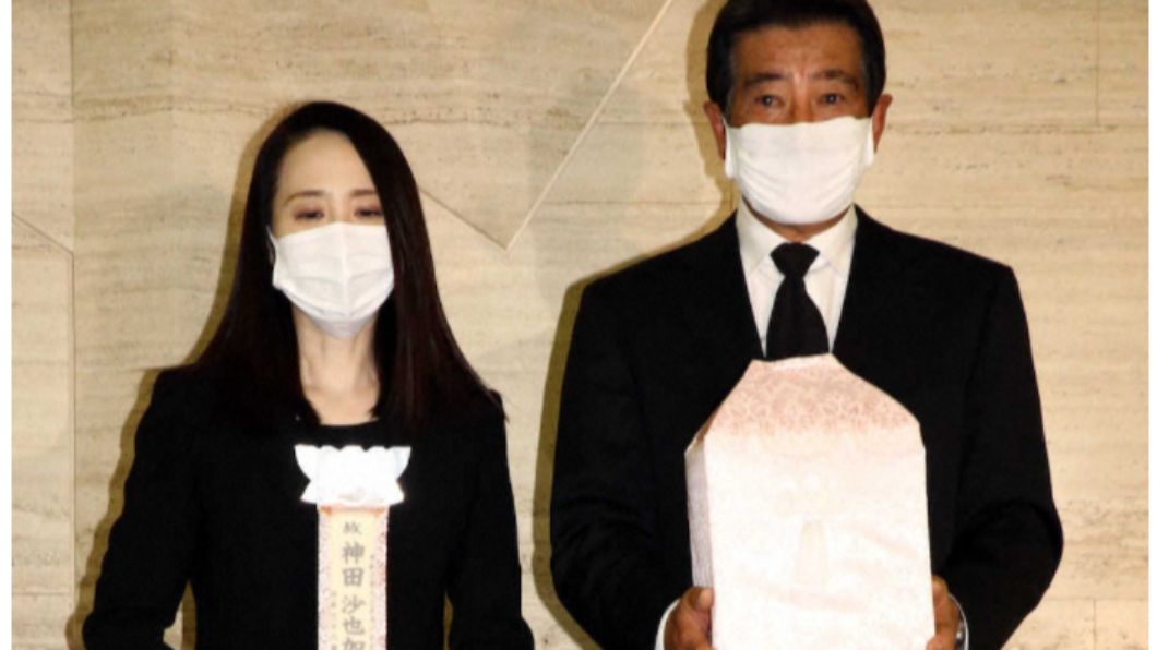 松田聖子和神田正輝送沙也加最後一程。(圖/翻攝自スポニチ)