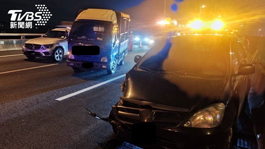 國道10號4車追撞！貨車疑未注意路況　2人受傷送醫
