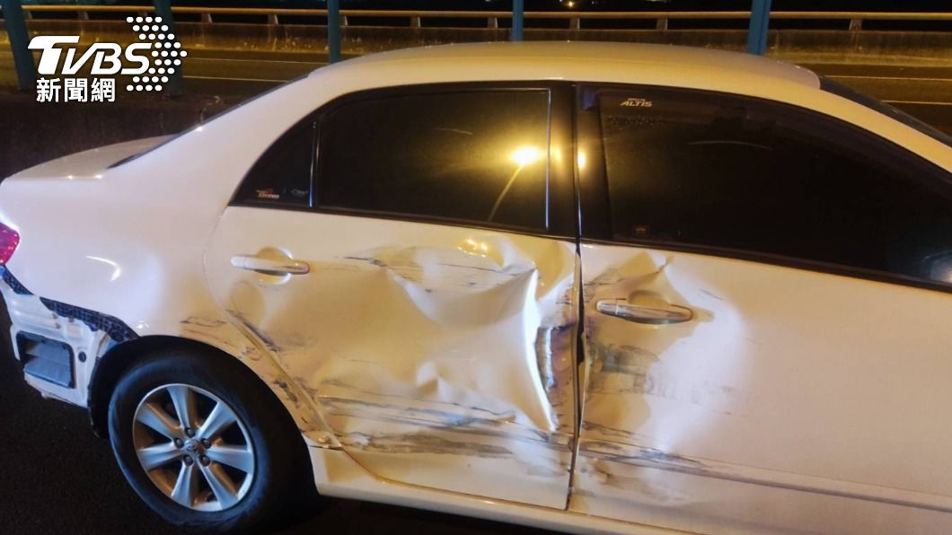 國道10號4車追撞,白色轎車右側車身被撞凹毀損。(圖/國道警方提供)