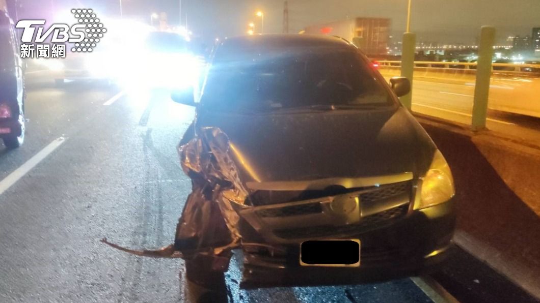國道10號4車追撞,有車輛右前方被撞到露出車內零件,輪胎也歪斜。(圖/國道警方提供)