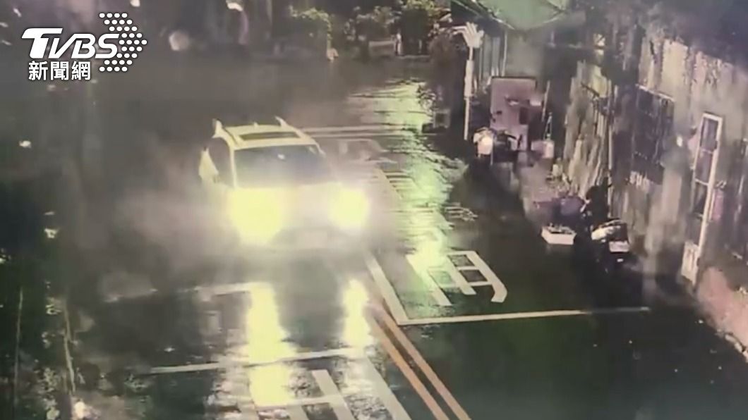 犯嫌開車抵達。(圖/TVBS)