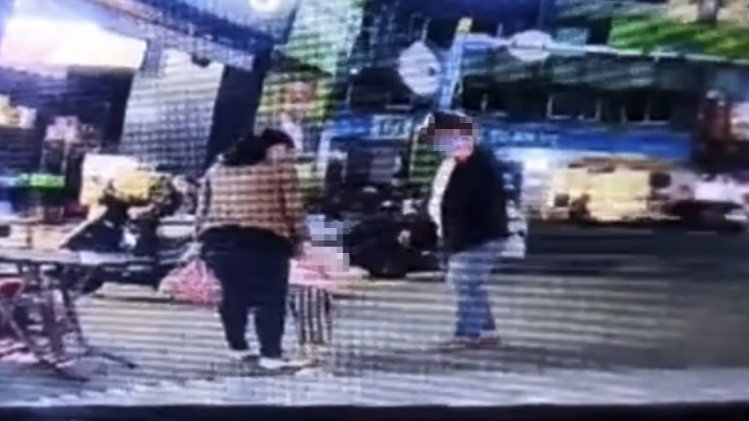 家長向駕駛揮手致意。(圖/Facebook八卦村 - 行車紀錄器影片上傳中心)