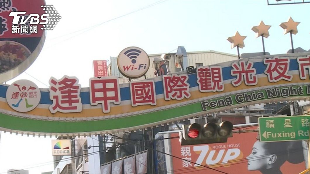 男子前往逢甲夜市買排隊美食。(示意圖/TVBS)