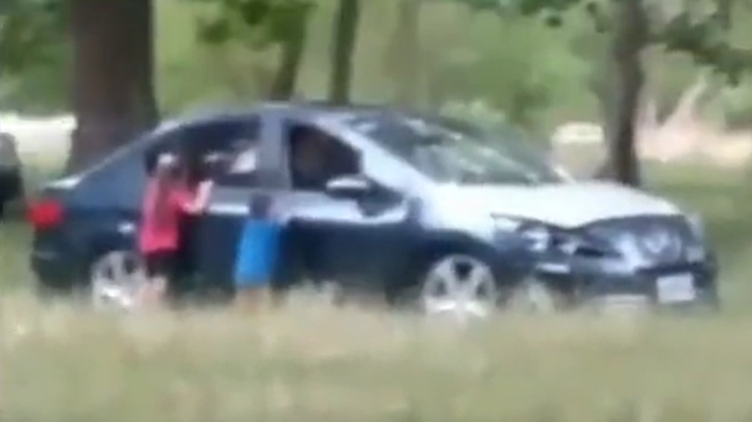 等不及車震男友!媽竟把兒女鎖車外 目睹激戰嚇到哭