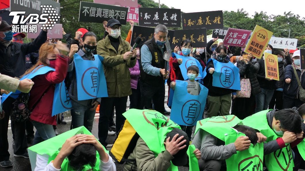 張亞中赴民進黨抗議 拿「關刀」斬蔡英文假論文