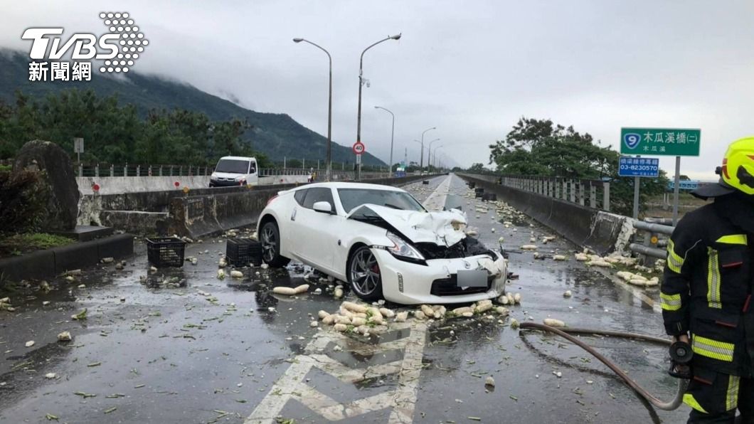 花蓮男酒駕追撞菜車 蘿蔔撒滿路面交通一度受阻