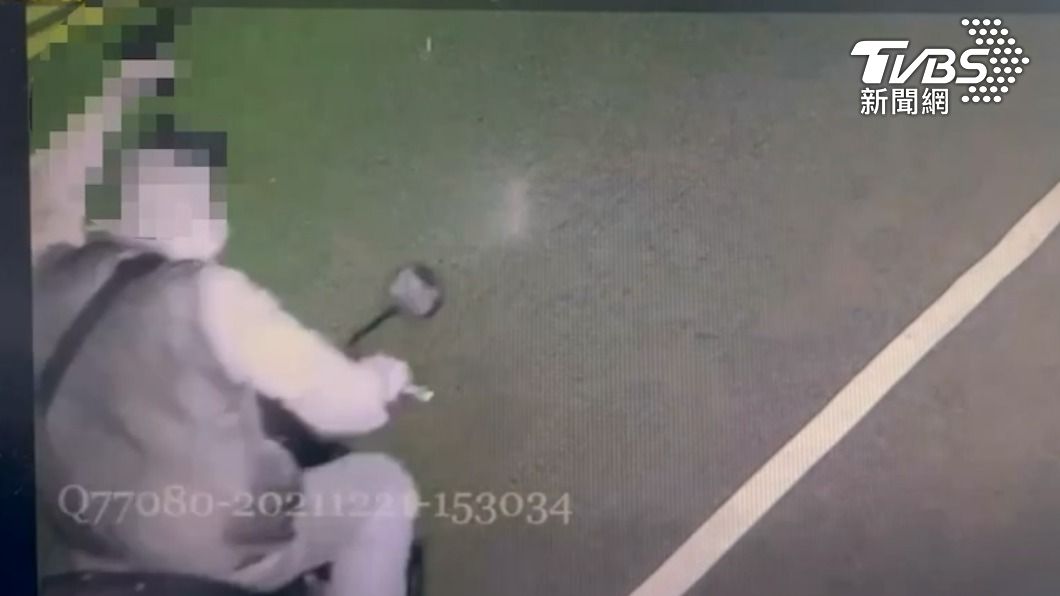 不滿被店員勸「戴好口罩」!莽男持BB槍朝超商外射擊