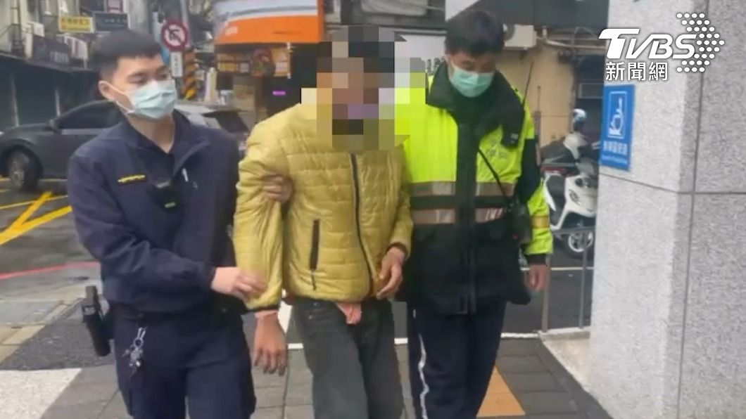 林男遭警方帶回派出所。（圖／TVBS）
