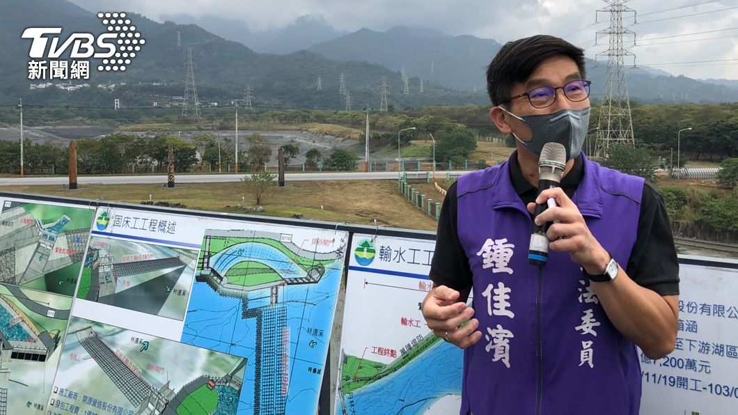 鍾佳濱考察大潮州人工湖。(圖/中央社)
