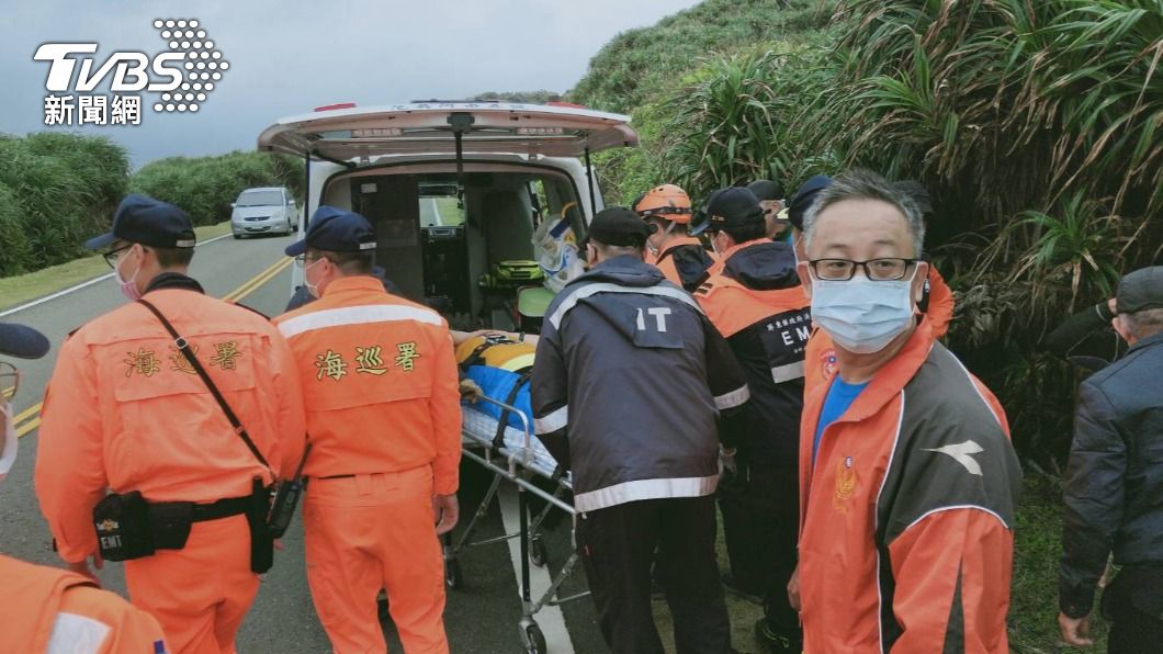 女子跌倒受傷,消防人員將她抬上救護車送醫治療。(圖/屏東縣消防局提供)