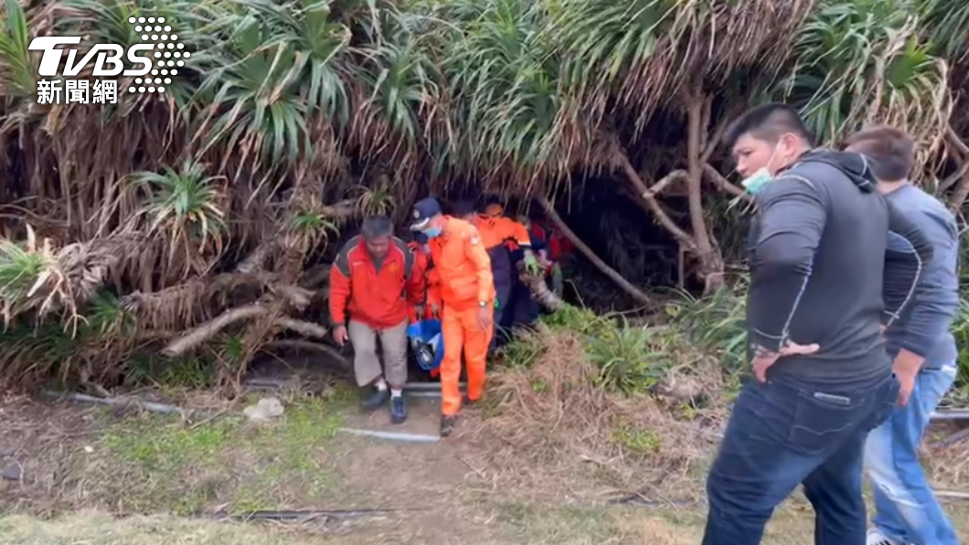 山路崎嶇,救難人員合力將患者抬下山。(圖/屏東縣消防局提供)