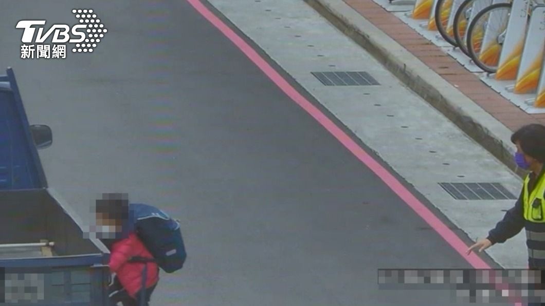 顧著揮手說拜拜！「禮貌小童」過路口　正面撞擊小貨車